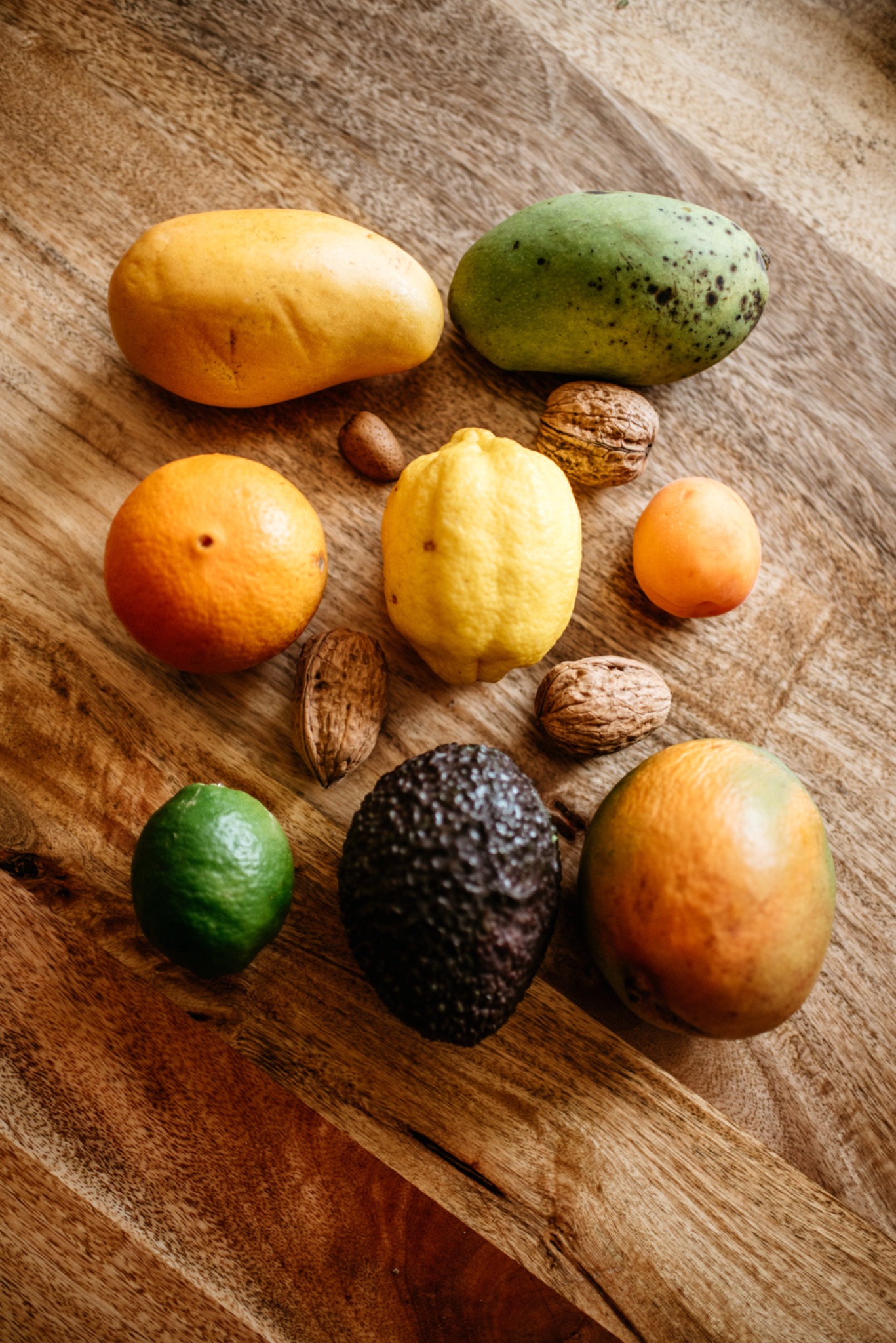 Fruits frais et noix - alimentation naturelle et équilibrée